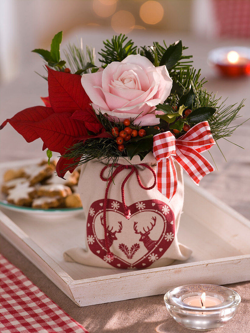 Kleiner Weihnachtsstrauß mit Rosa (Rose)