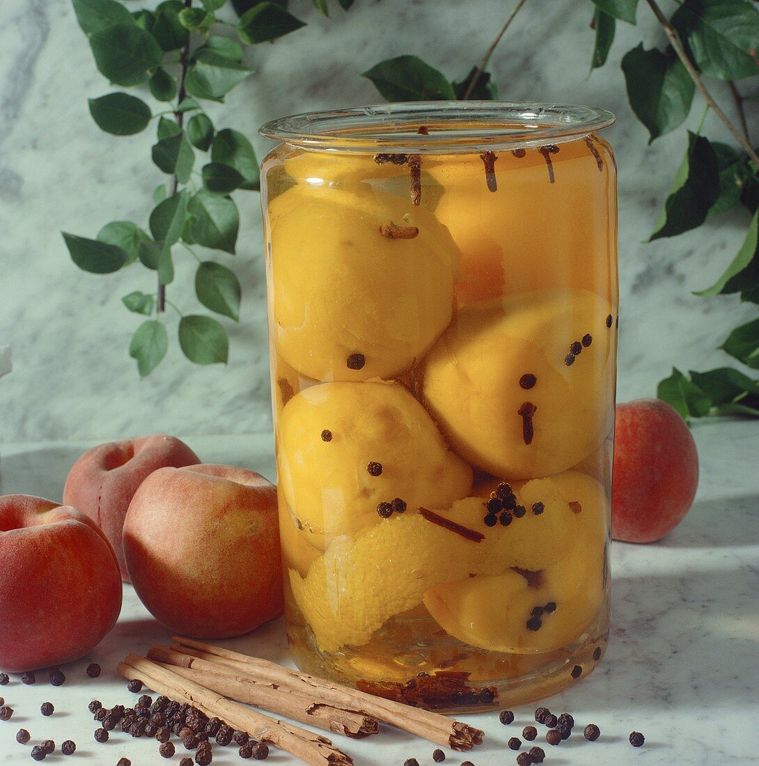 Eingelegte Pfirsiche mit Wacholderbeeren, Nelken, Zimt