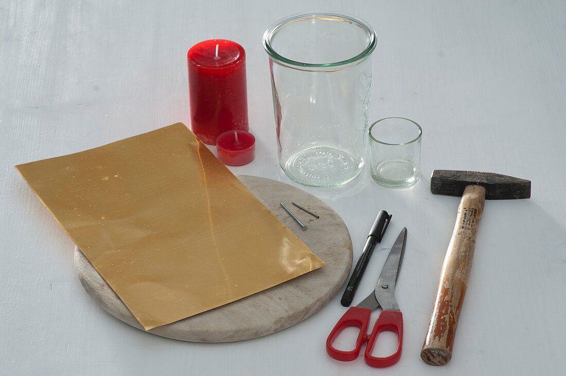 Hearts and crowns made from sheet gold (1/6)