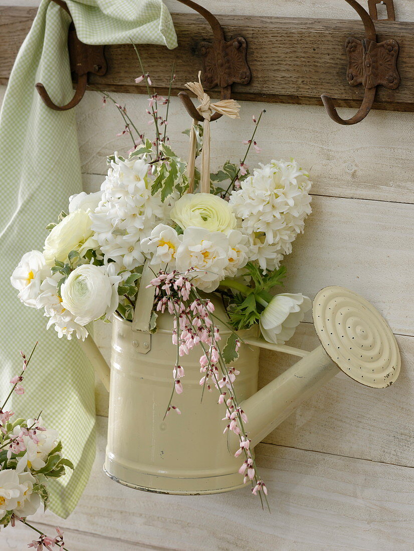 Bouquet from Hyacinthus, Narcissus 'Bridal Crown'