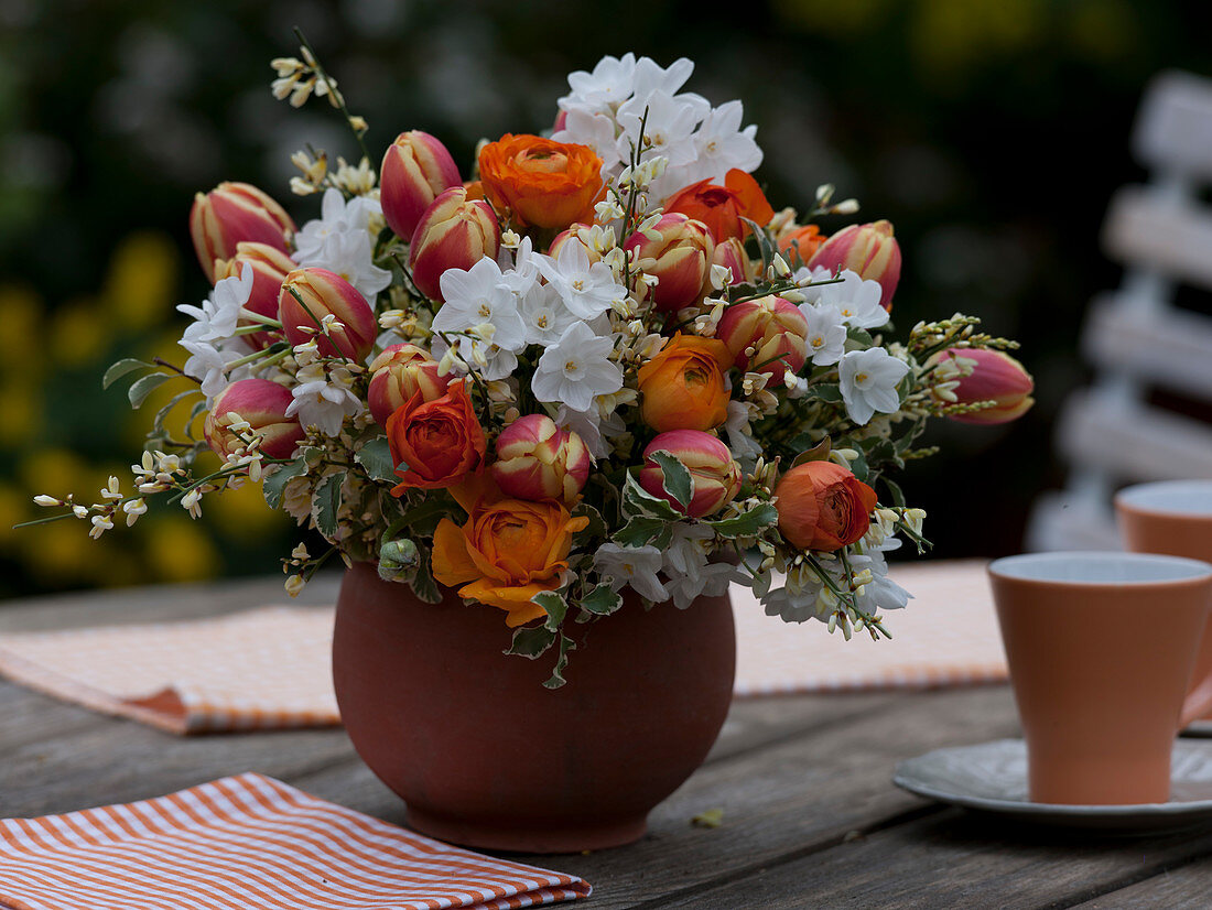 Spring bouquet with Tulipa, Narcissus 'Inbal'