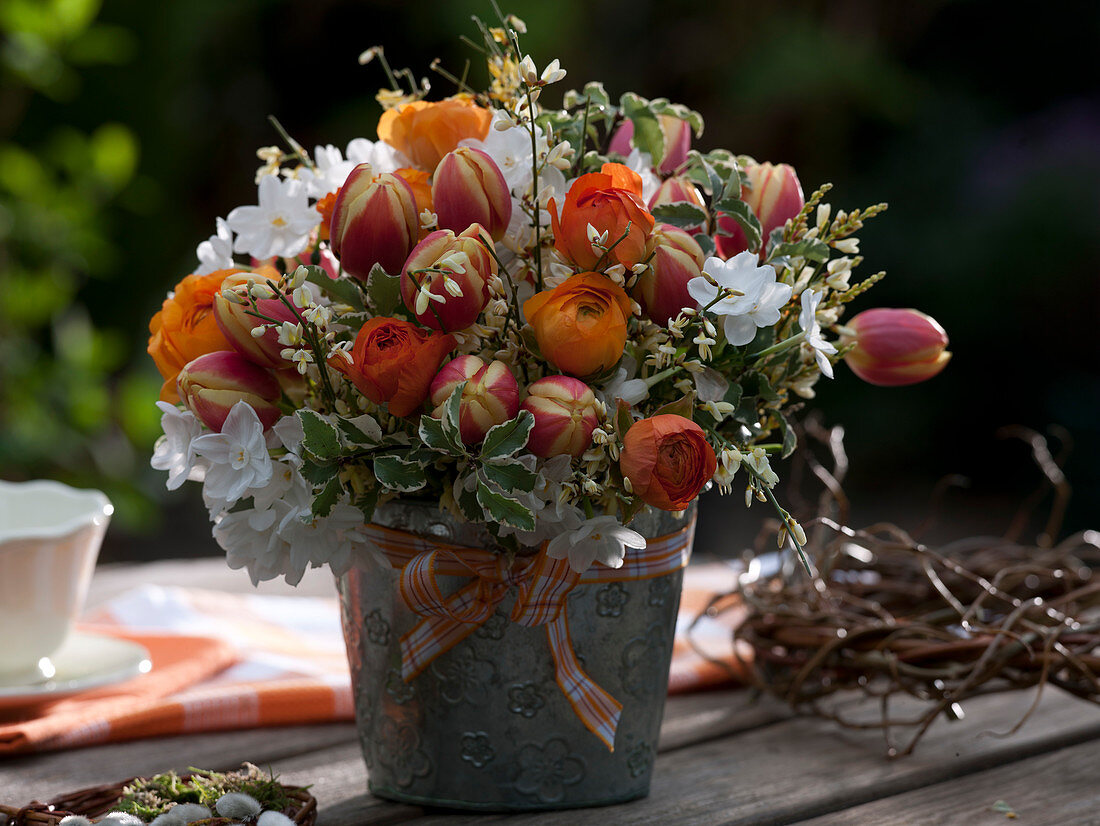 Strauß aus Tulipa (Tulpen), Ranunculus (Ranunkeln), Narcissus