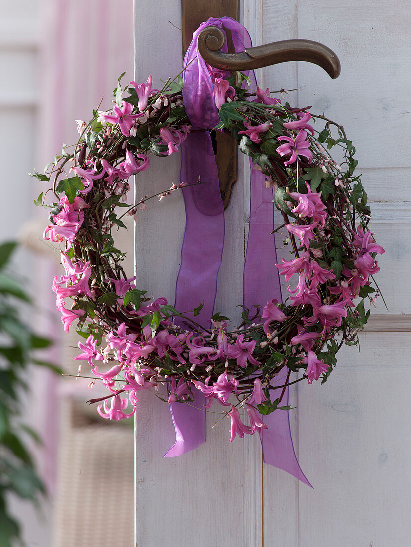 Wreath of Cornus (dogwood), Hedera (ivy), Hyacinthus