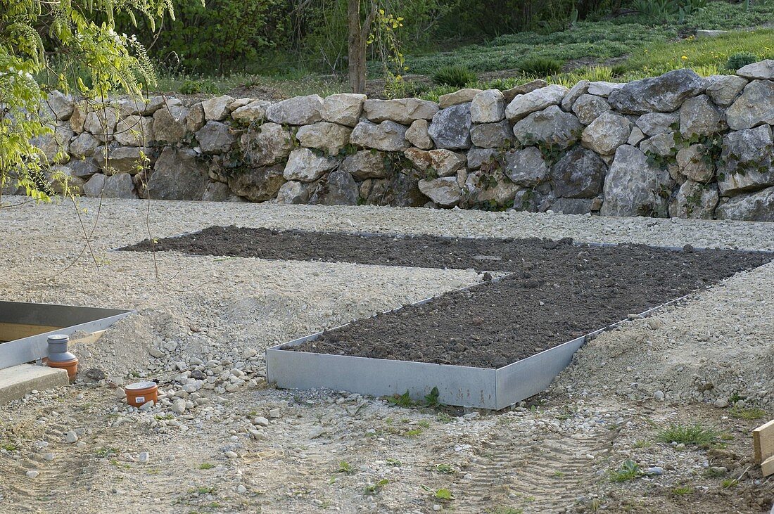 Flowerbed with aluminium frame