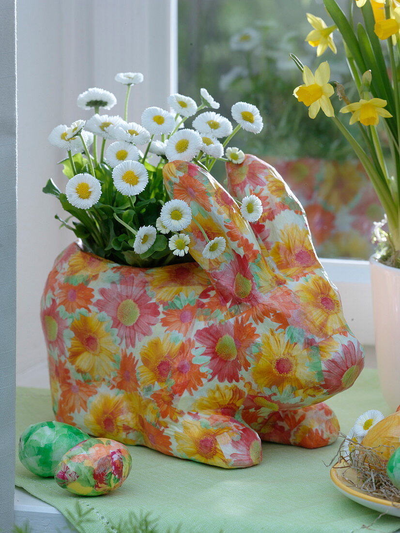 Bunny made of papier-maché as a planter for Bellis (2/2)