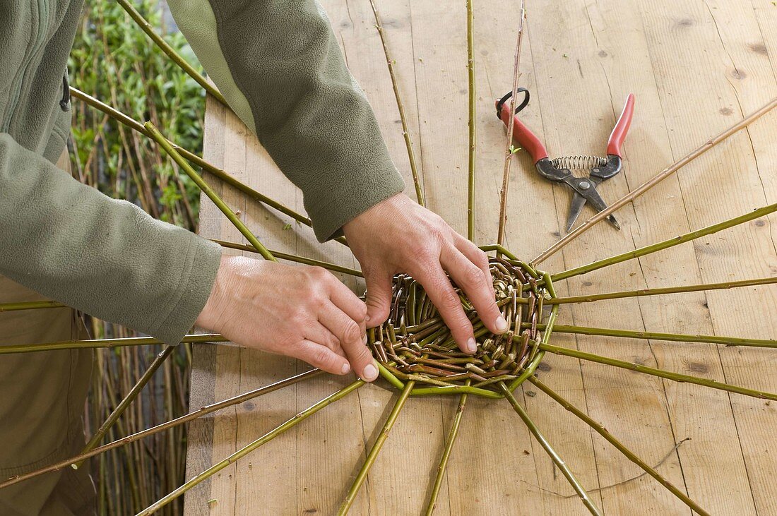 Egg-shaped willow basket homemade 3/7