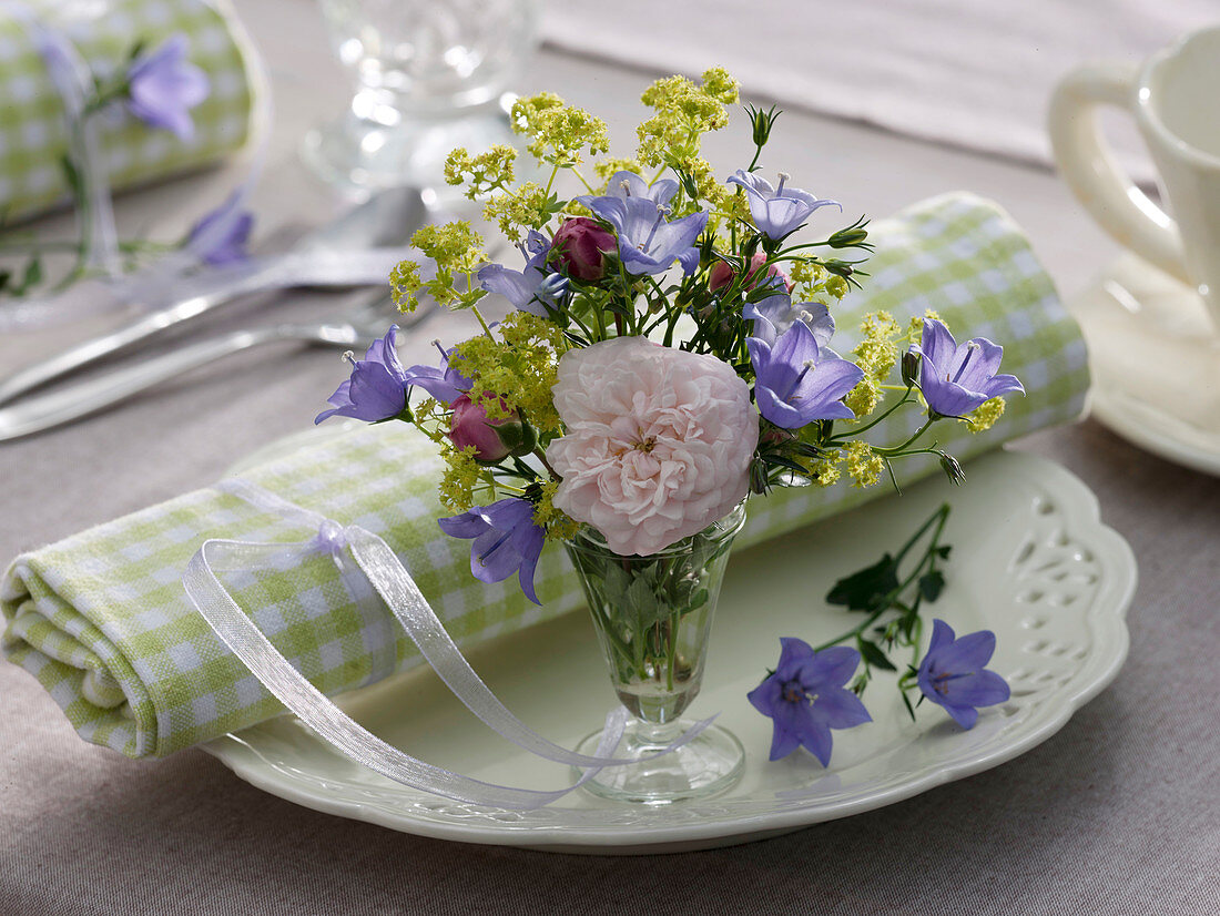 Mini-Strauß aus Rosa 'Stanwell Perpetuel' (Historische Rose), Campanula