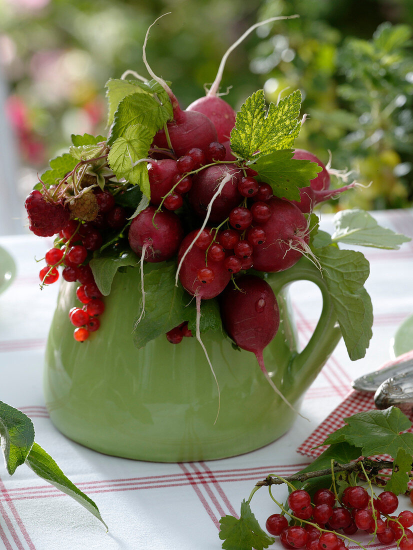 Strauß aus Raphanus sativus (Radieschen), Ribes (Johannisbeeren)