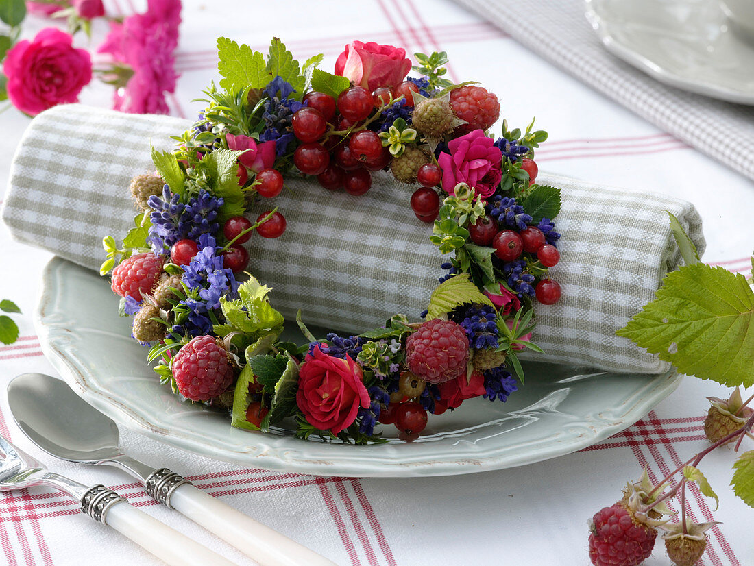 Kräuter - Beeren - Kranz als Serviettendeko