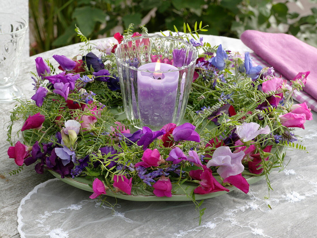 Wreath made of Lathyrus odoratus, Vicia cracca