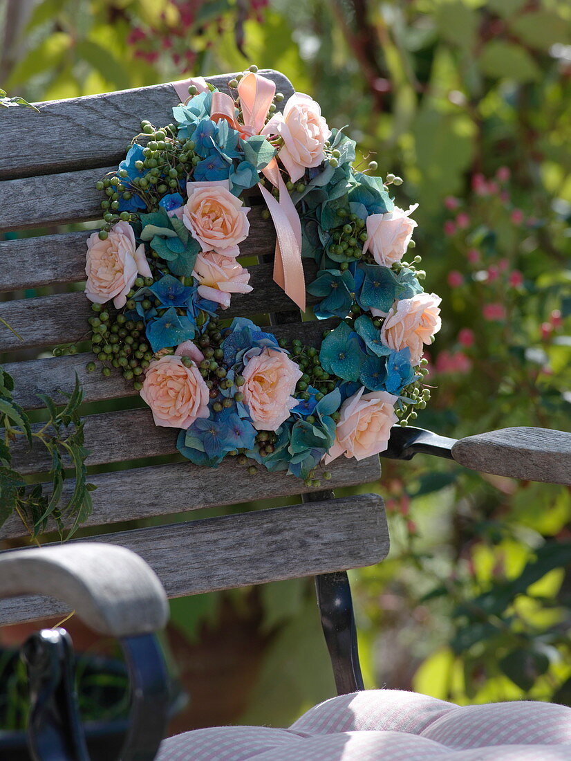 Kranz aus Rosa (Rosen), Hydrangea (blauen Hortensienblüten)