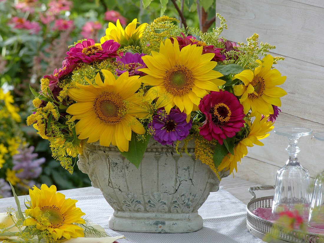 Spätsommergesteck : Helianthus (Sonnenblumen), Zinnia (Zinnien), Solidago