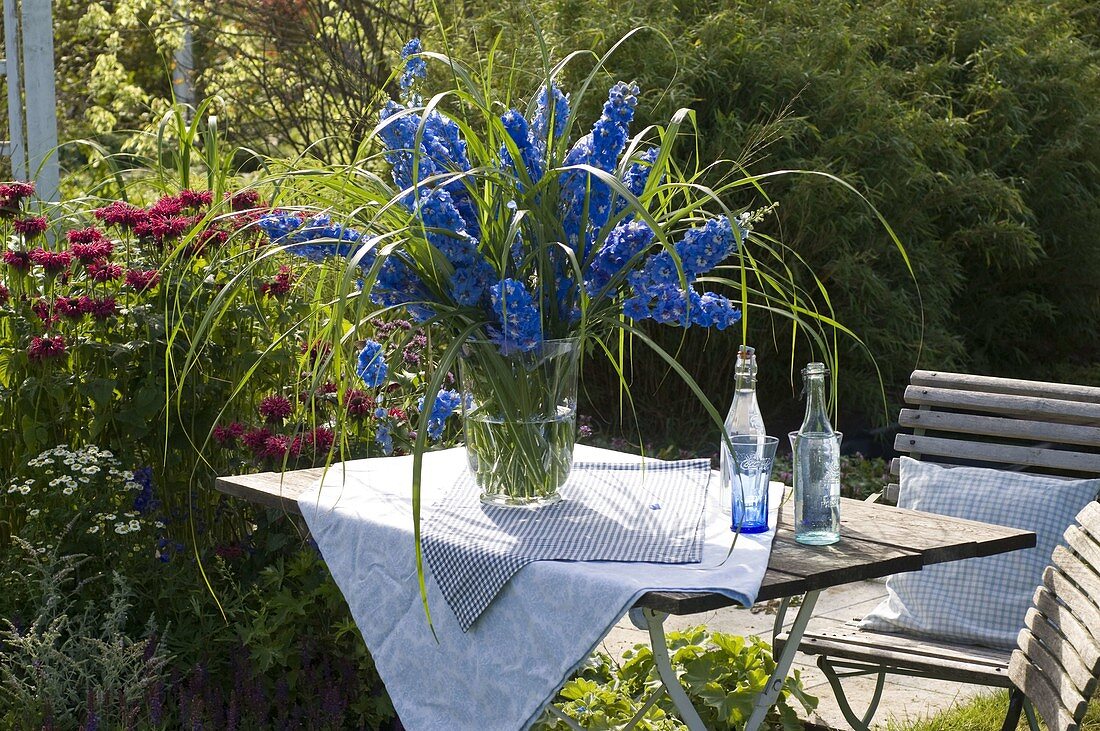 Üppiger Strauß aus Delphinium elatum 'Magic Fountain' (Rittersporn)