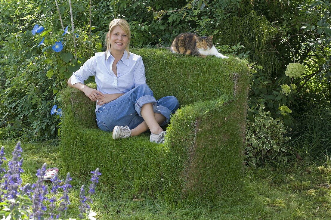 Grass sofa made of welded mesh and hare wire