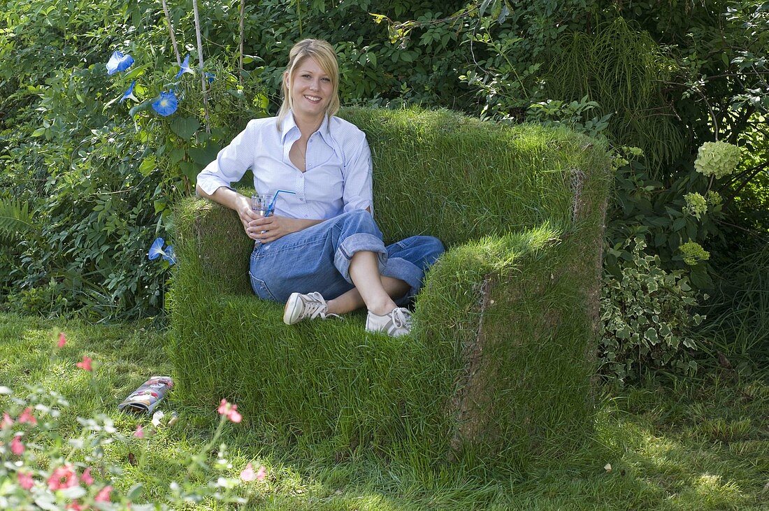 Grass sofa made of steel mats and chicken wire