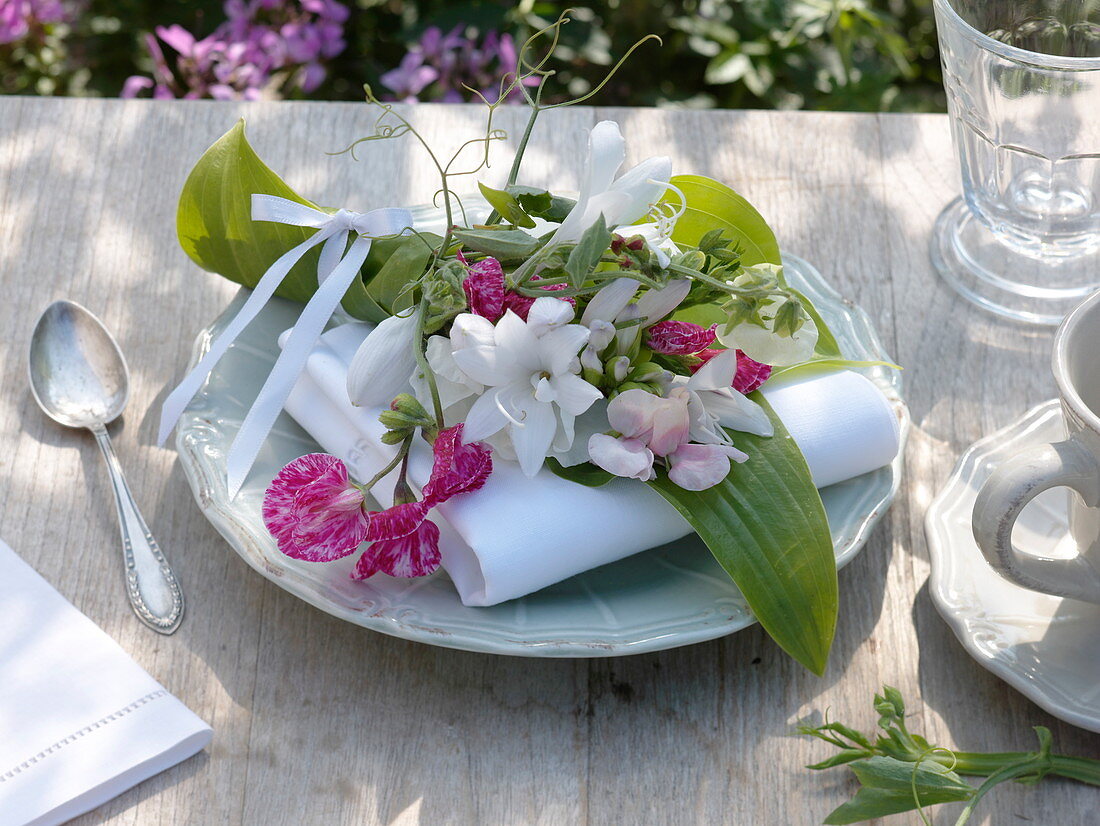 Bouquet of flowers as a napkin deco