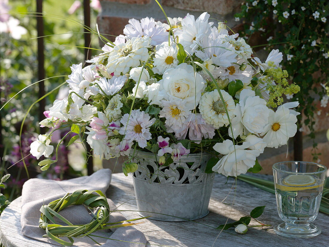 Weißer Spätsommerstrauß mit Rosen, Duftwicken, Zinnien