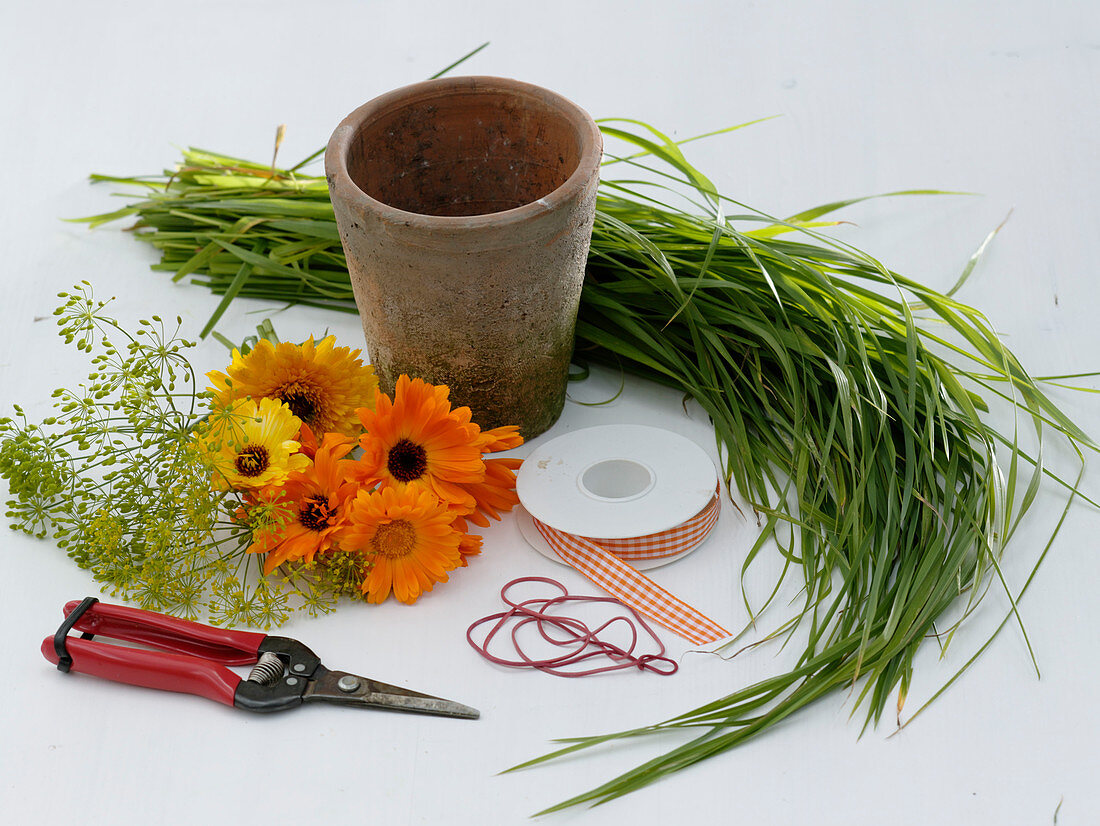 Bouquet in grass cuff 1/5