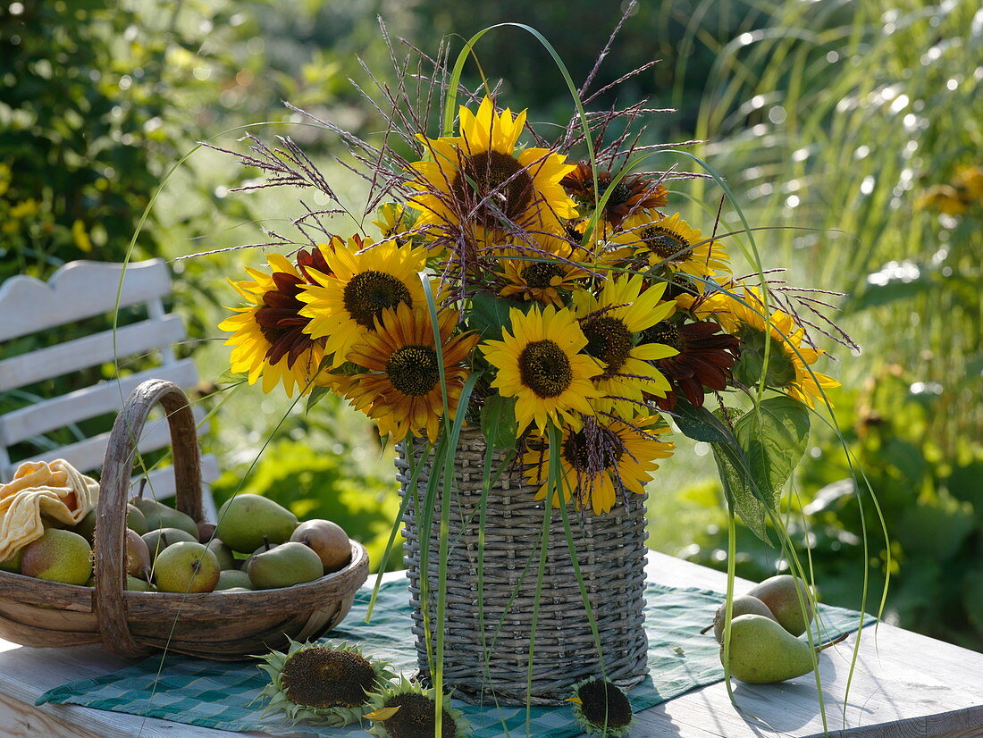 Strauß aus Sonnenblumen und Blüten von Chinaschilf