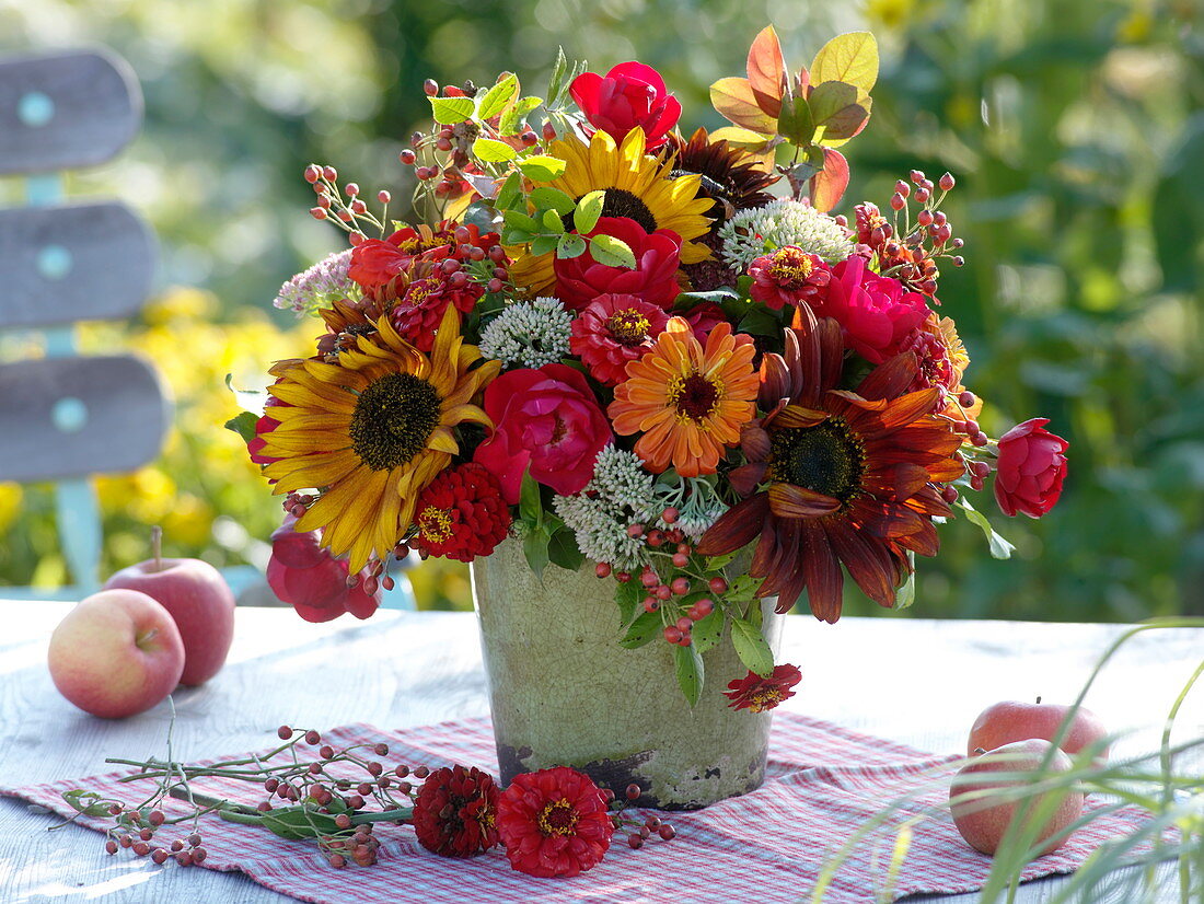 Rot-oranger Spätsommerstrauß mit Sonnenblumen