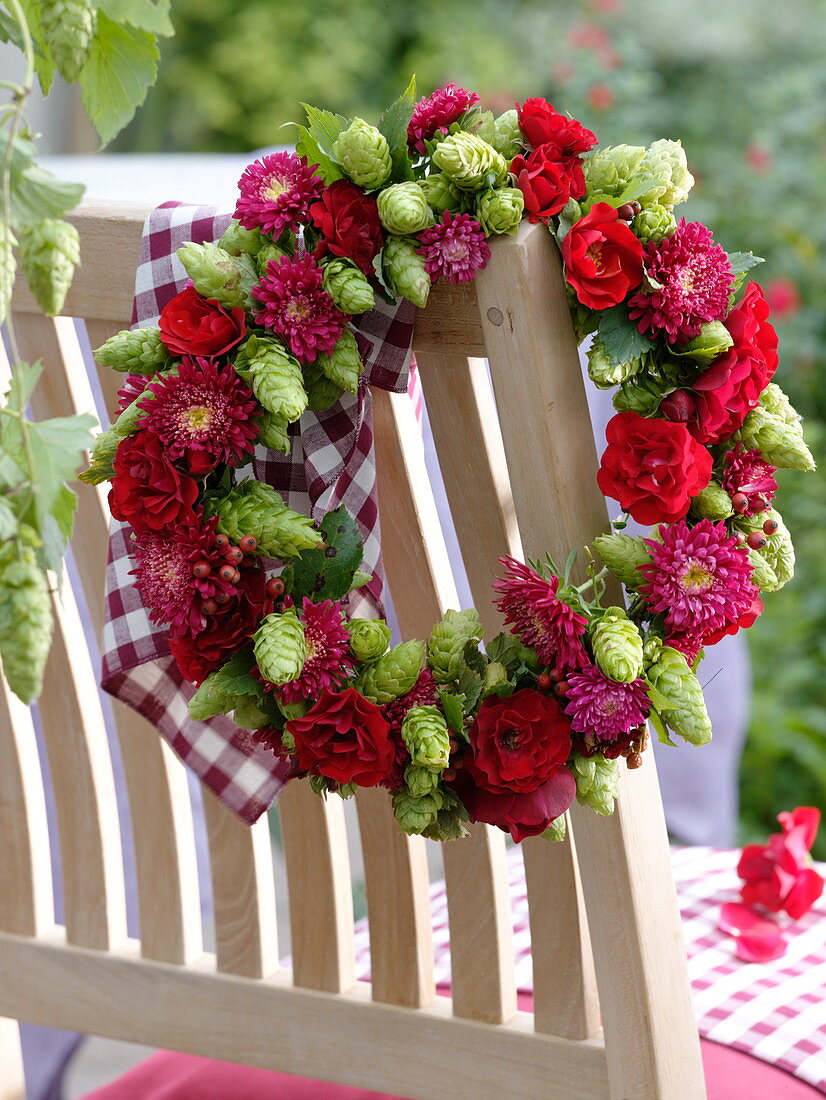 Late summer wreath with hops, roses and summer easter