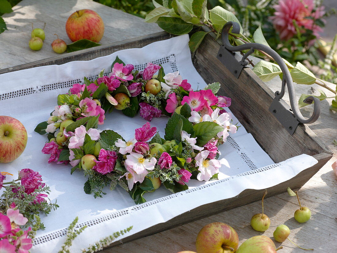 Small late-summer wreath with ornamental apples and florets