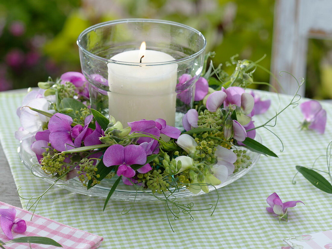 Wind light in a small wreath of vetches and ivy blossoms