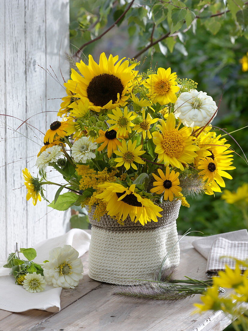 Yellow-white late summer bouquet