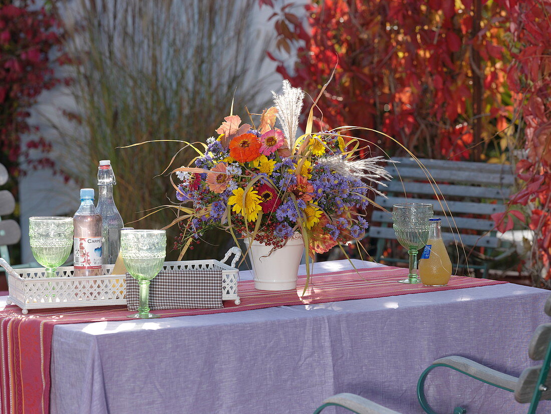 Herbststrauß aus Astern, Zinnien und Gräser