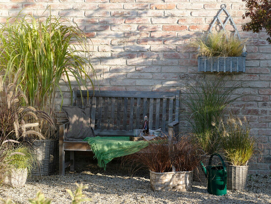 Terrasse mit Gräsern in Körben