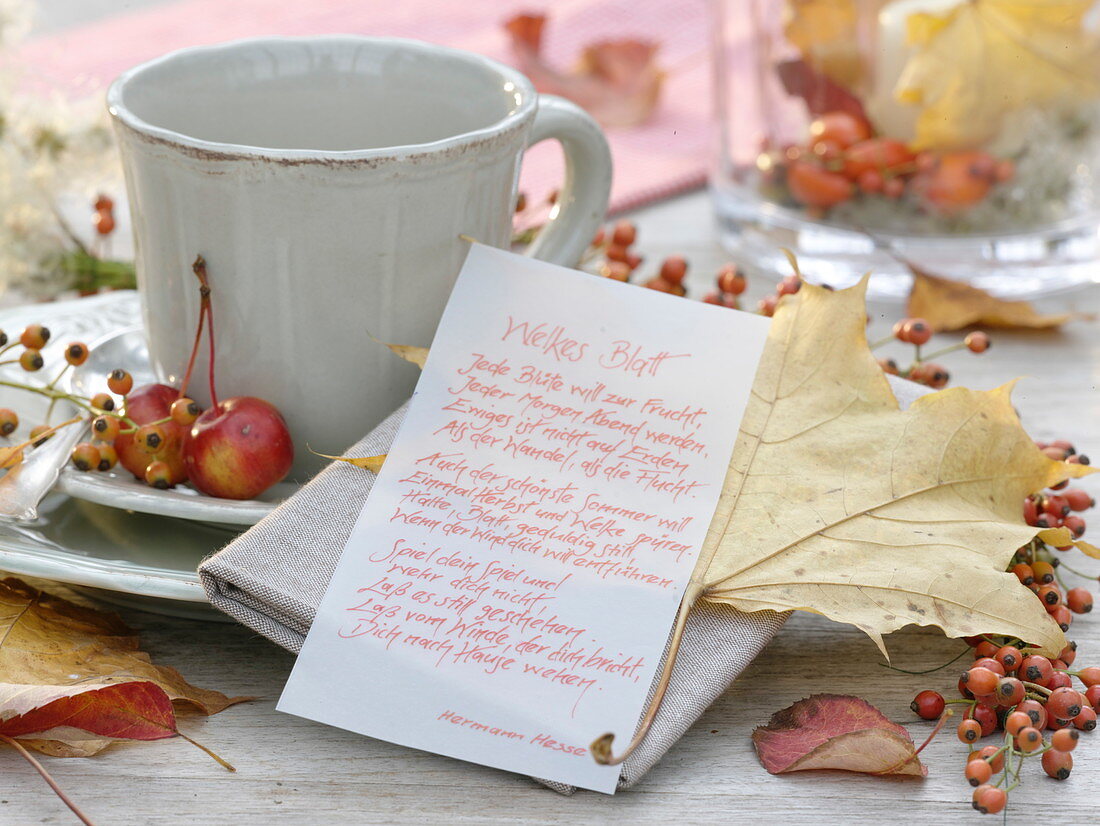 Serviettendeko mit Herbstlaub und Gedicht auf Pergament