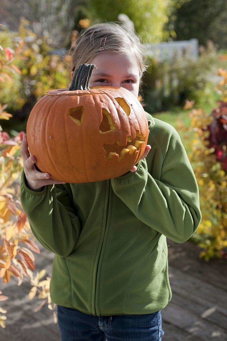 Halloween-Kürbisse basteln mit Kindern