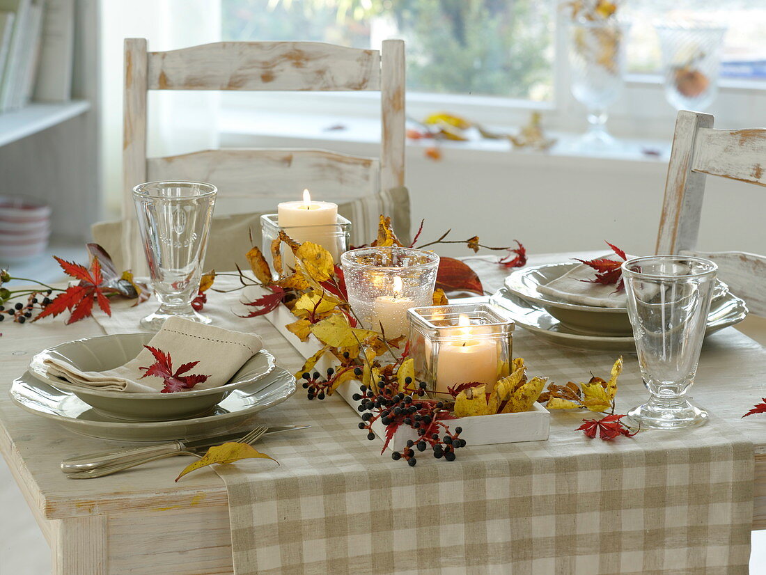Schnelle, herbstliche Tischdeko mit rotem und gelbem Herbstlaub