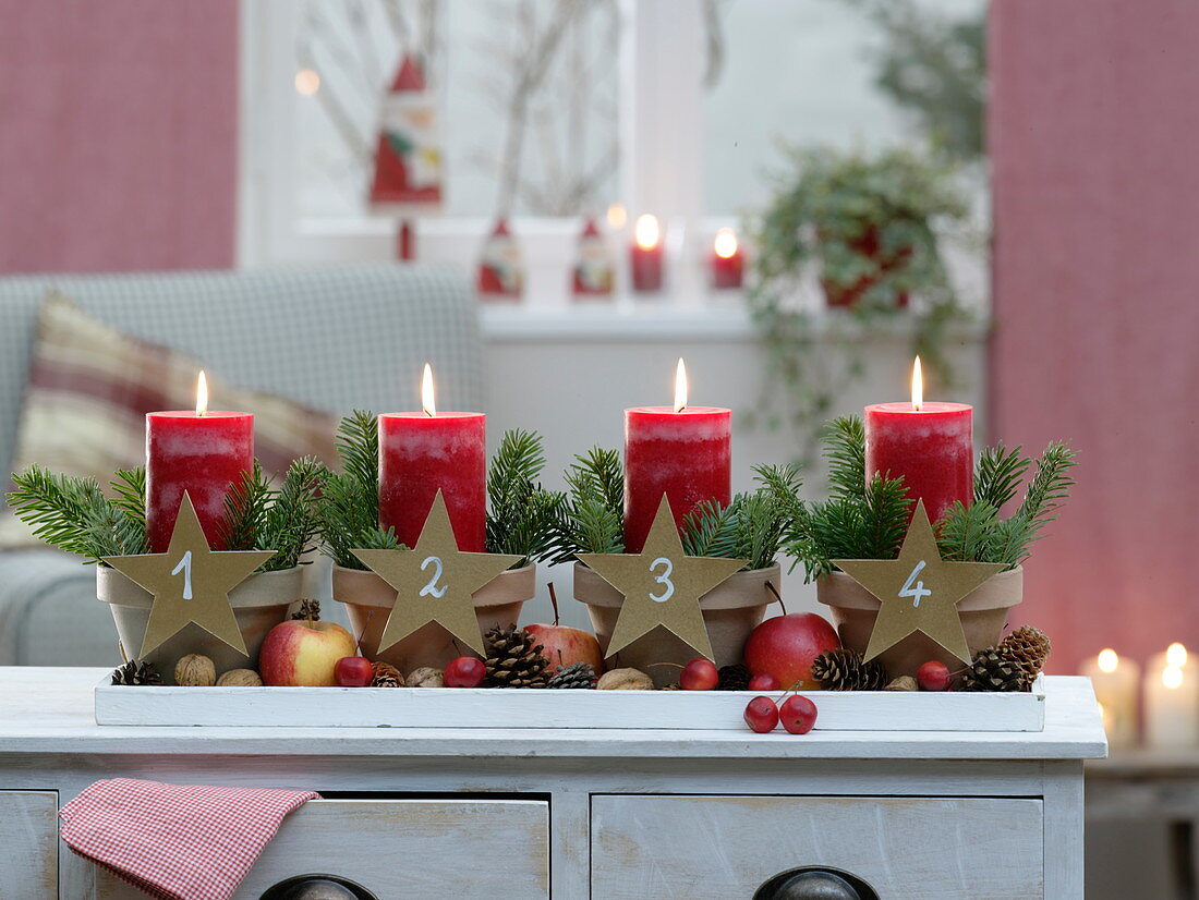 Quick advent wreath with clay pots: red candles in clay pots
