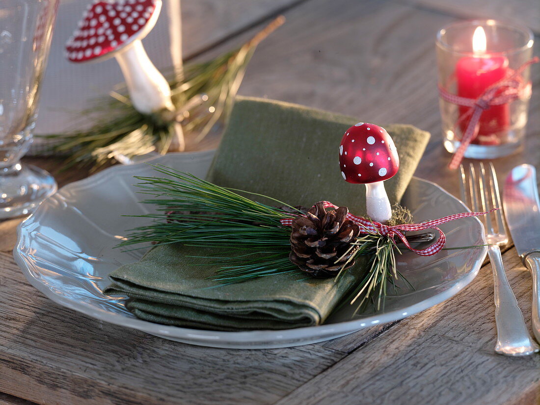 Napkin decoration with Pinus (silk pine), cones, mushrooms made of glass