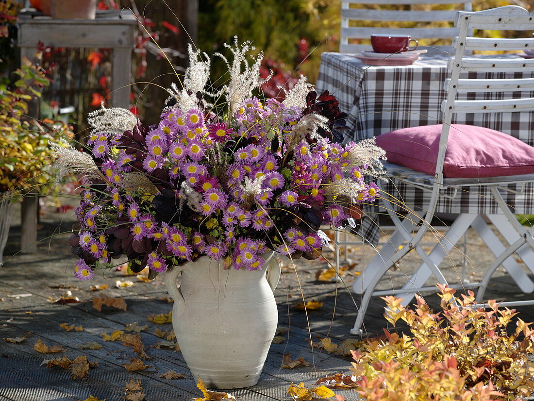 Strauß aus Chrysanthemum indicum (Herbstchrysanthemen), Miscanthus