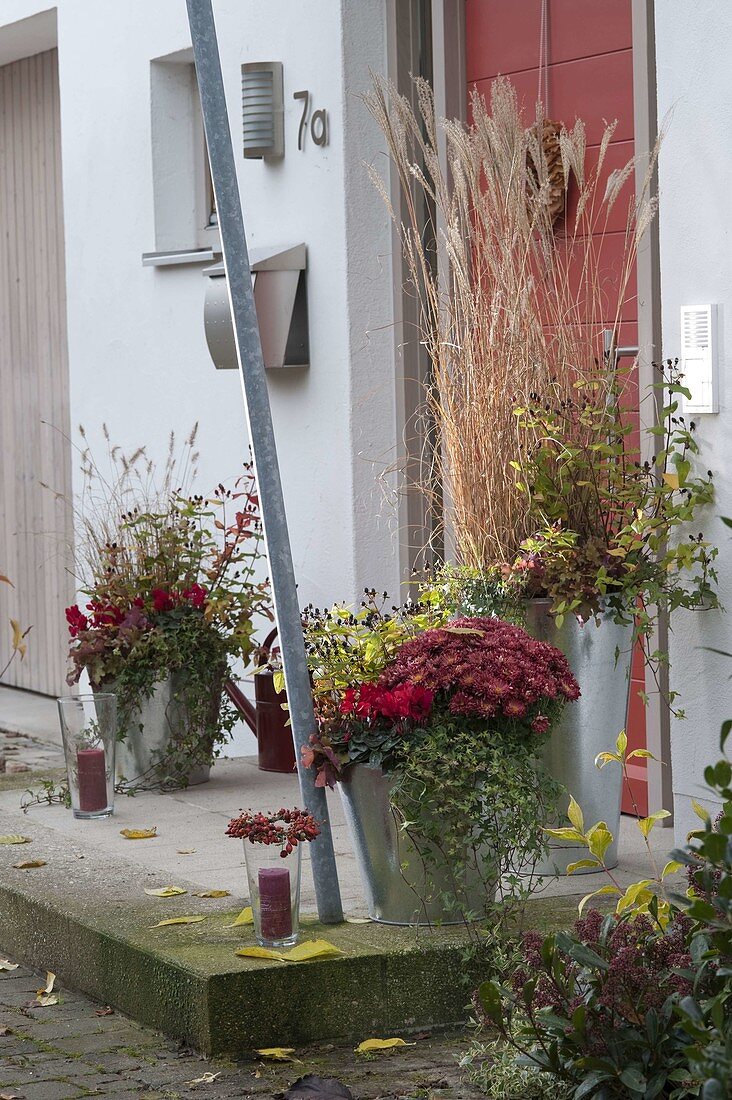 Hauseingang mit roter Haustüre