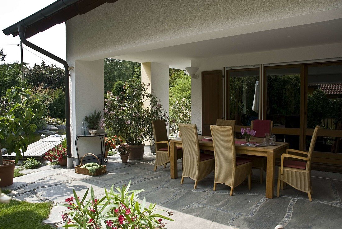 Sitzgruppe auf gepflasterter Terrasse unter Dach