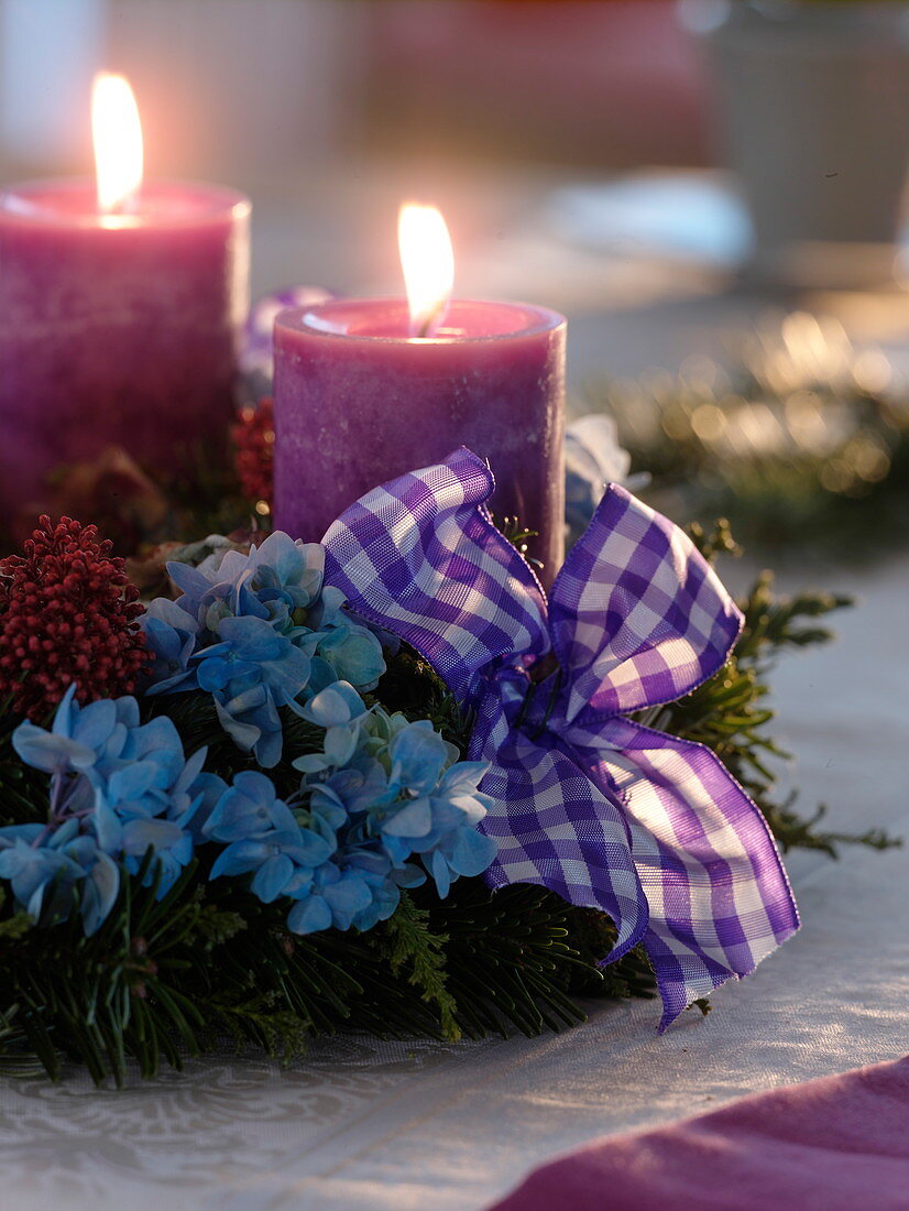 Ungewöhnlicher Adventkranz aus gemischtem Koniferengrün mit Blüten