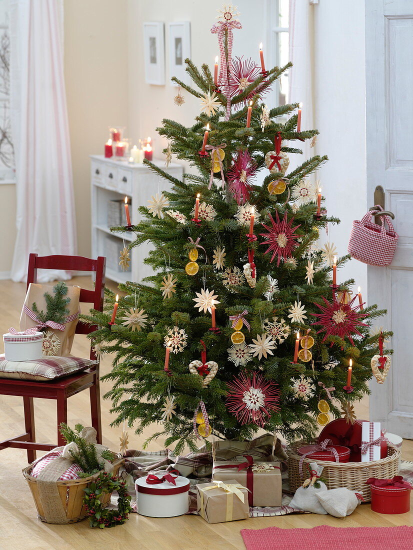 Abies decorated as a Christmas tree with straw stars