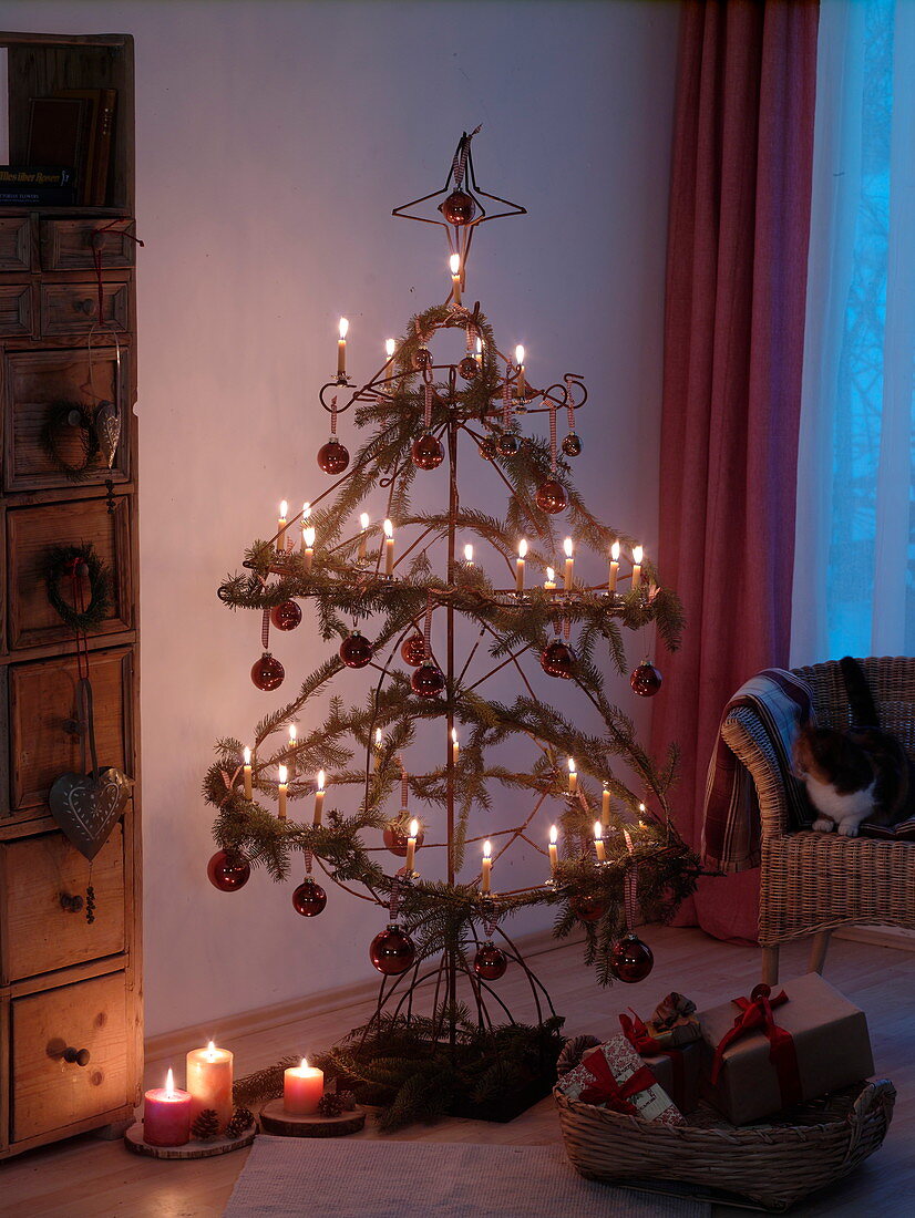 Stilisierter Weihnachtsbaum aus Metallstäben zusammengeschweißt 2/2