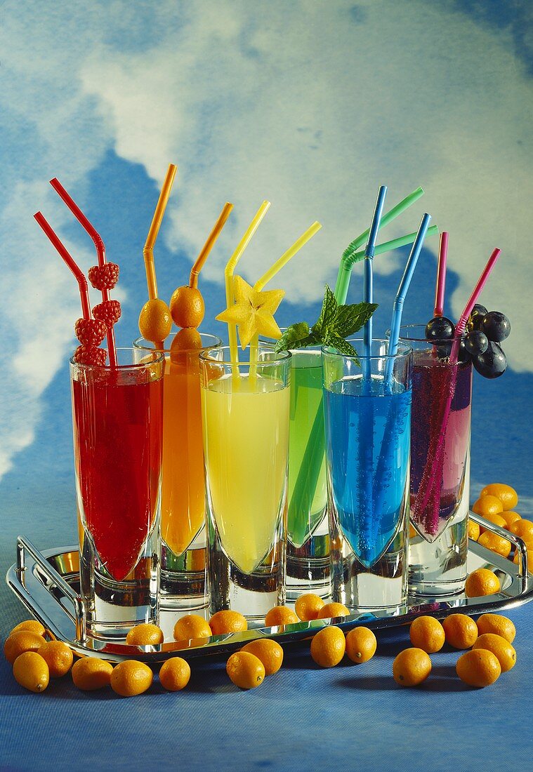 Regenbogendrinks: Verschiedenfarbige Drinks in Grappagläsern