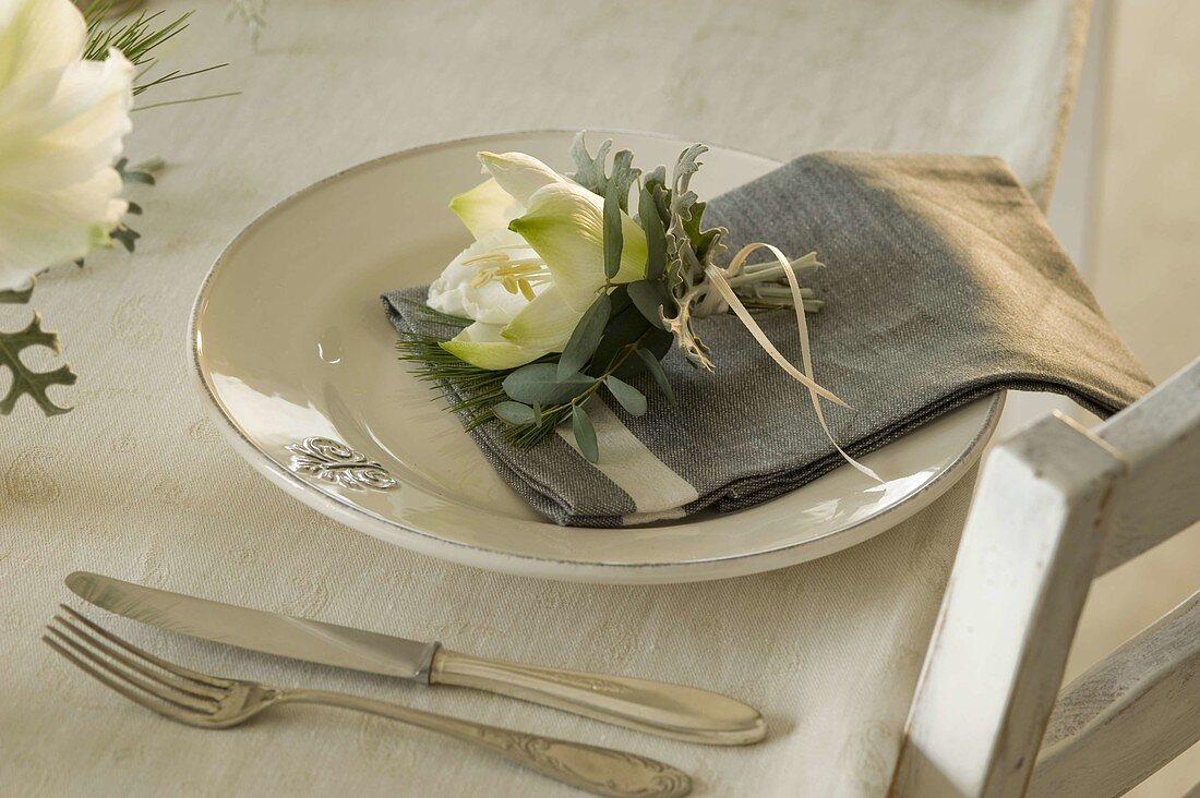 Festive amaryllis table decoration in white and silver