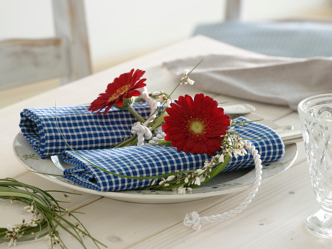 Gerbera 'Germin Grappa' (red mini gerbera) as napkin decoration