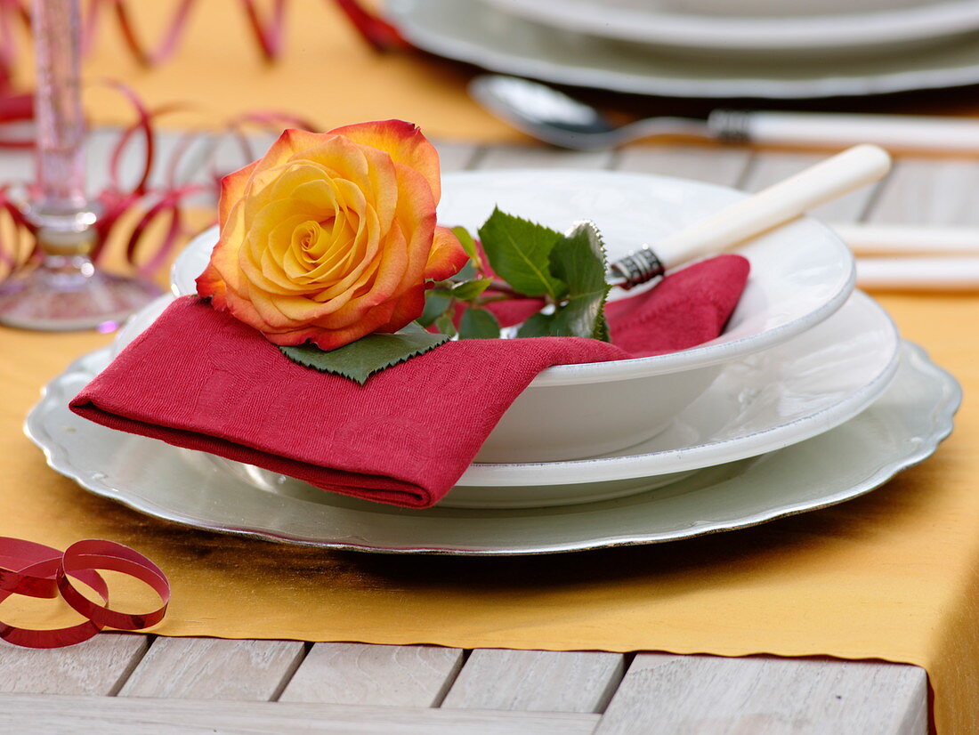 Silvester - Tischdeko mit Rosen und Gerbera