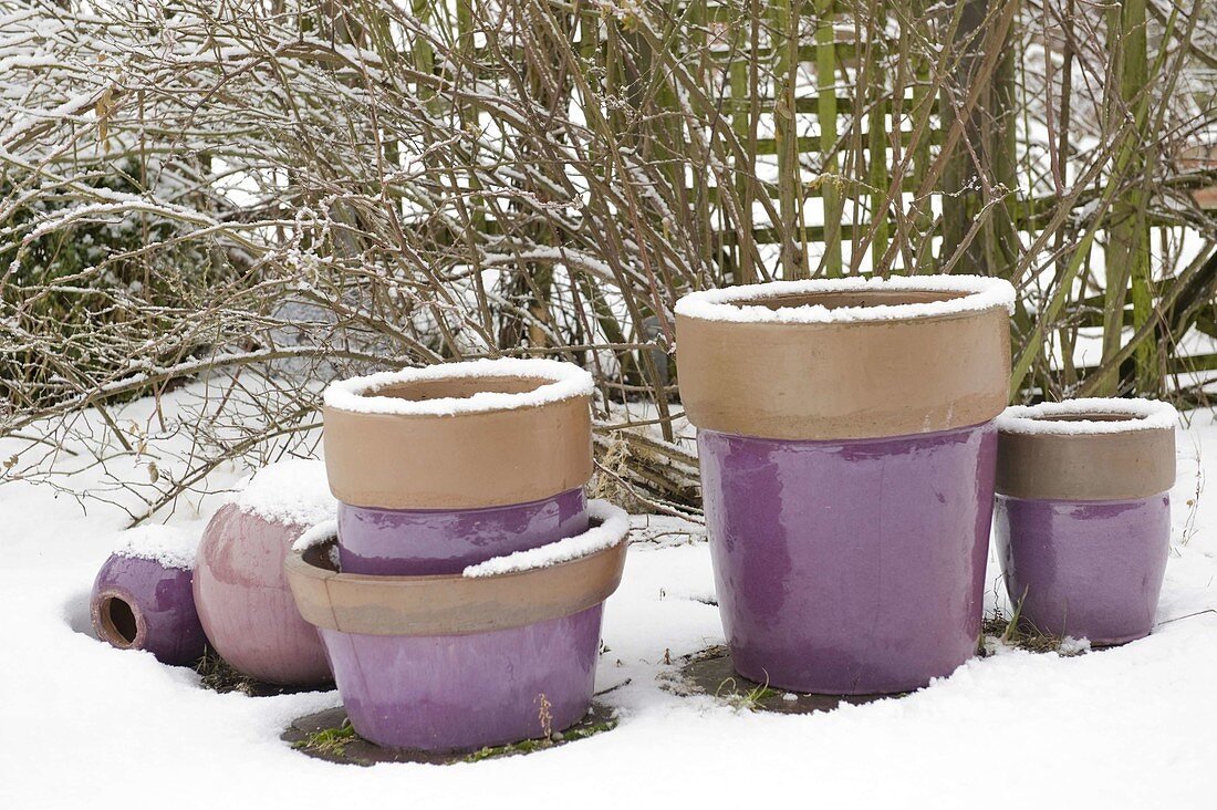 Winterfeste Keramik kann draußen bleiben - Töpfe und Kugeln im Schnee