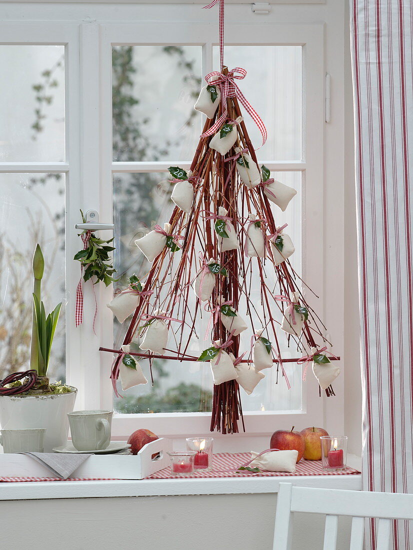 Stilisierter Tannenbaum aus Zweigen als Adventskalender (4/4)