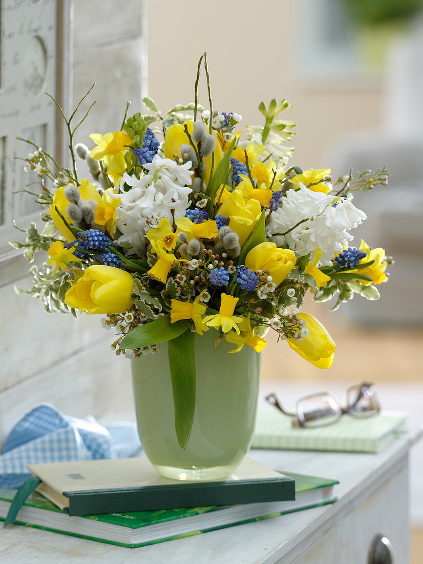 Frühlingsstrauß weiß-gelb-blau: Narcissus (Narzissen), Tulipa (Tulpen)