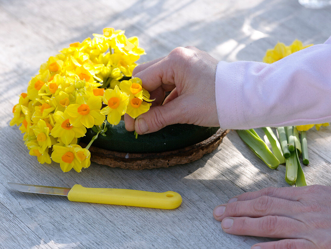 Arranged daffodil wreath as Easter nest 1/2