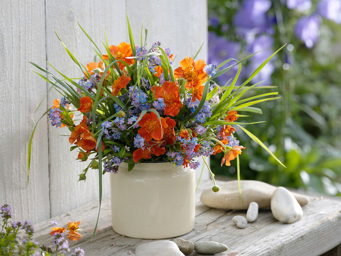 Blue-orange bouquet with Geum coccineum (Clove), Myosotis